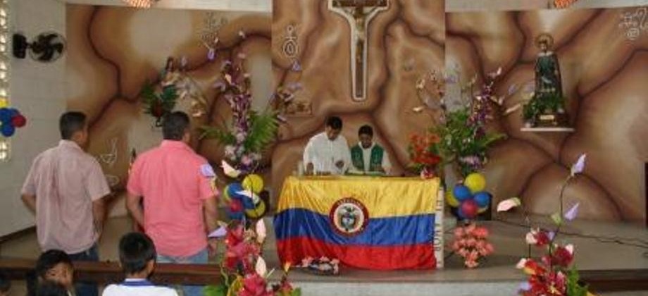 Colombianos celebraron los 205 años de la independencia de Colombia con misa y deporte en San Fernando de Atabapo
